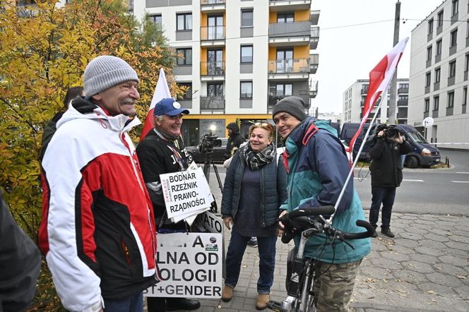 Oczekiwanie na wyjście ks. Michała Olszewskiego na wolność