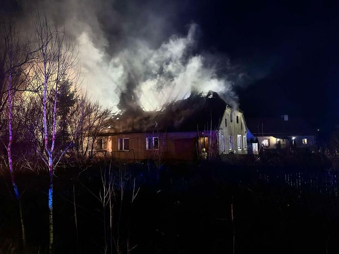 Tragiczny pożar budynku wielorodzinnego. Nie żyje jedna osoba, dwie są poparzone