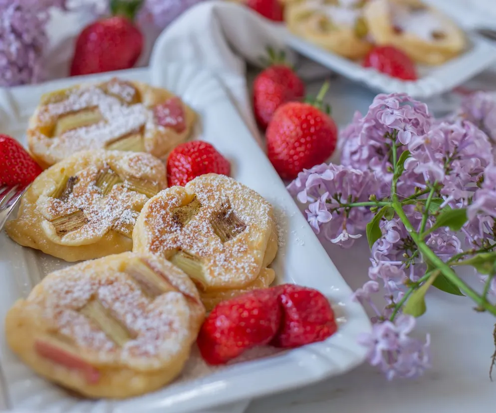 Placuszki rabarbarowe. Słodka petarda na talerzu
