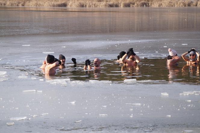 Lodowata woda im niestraszna! Za nami kolejne morsowanie w Pieckach pod Bydgoszczą