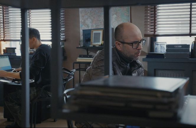 M jak miłość, odcinek 1856: Jakub Karski (Krzysztof Kwiatkowski), klient (Michał Żerucha)