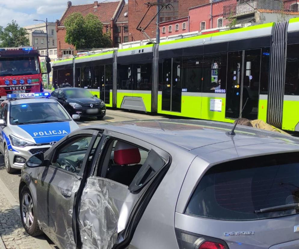 Senior kierujący chevroletem zderzył się z autobusem komunikacji miejskiej w centrum Olsztyna