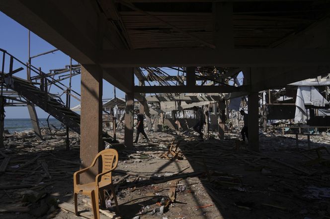 Strefa Gazy/ 74 zabitych w atakach Izraela, z czego 30 w nalocie na nadmorską kawiarnię.