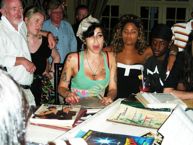 Amy Winehouse śpiewa w barze hotelowym