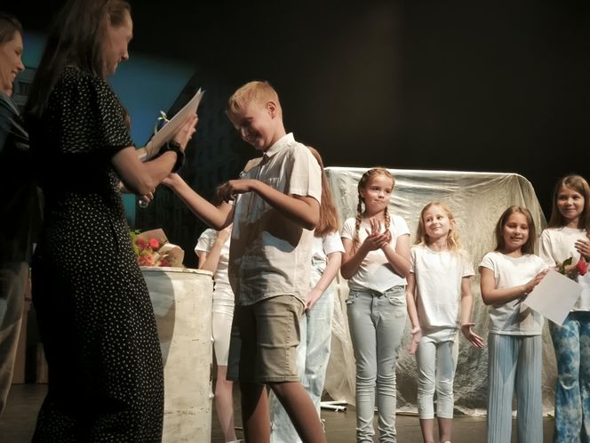 Spektakl na zakończenie warsztatów teatralnych w Teatrze Miejskim w Lesznie