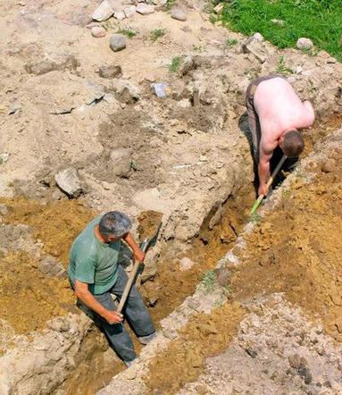 Wykop pod fundament robiony ręcznie, łopatą