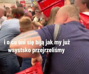 Dantejskie sceny w hipermarkecie Auchan. Klienci wyrywali sobie pudełka z rąk. Jest nagranie