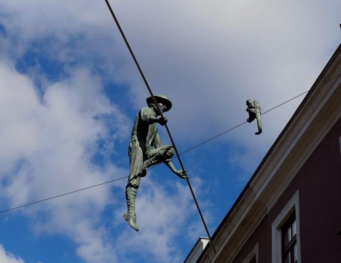 Sztukmistrz z Lublina już na swoim miejscy. Małpka też. Rzeźbę balansującą na linie nad Starym Miastem pod koniec stycznia obalił śnieg