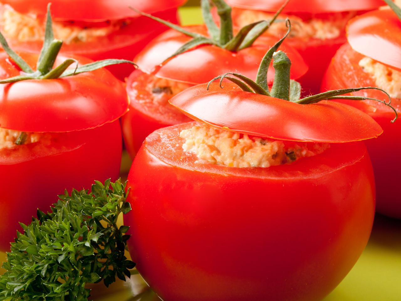 Pomidory faszerowane sałatką z tuńczykiem