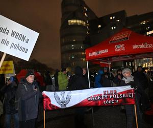 Kolejny dzień protestu przed siedzibą TVP