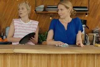 Barwy szczęścia, odcinek 3113: Renata (Anna Mrozowska), Dominika (Karolina Chapko) 