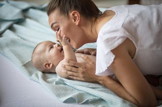 Nie tylko „Idzie rak nieborak”. Te wierszyki masażyki pokocha każde dziecko 