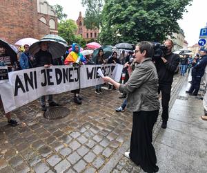 Tłum zwolenników aborcji protestował w centrum miasta. Manifestacja ruszyła pod kurię biskupią i siedzibę PiS