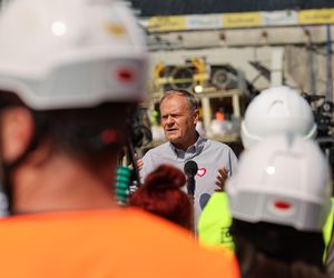 Donald Tusk w Męcinie. Premier odwiedził budowę największego tunelu kolejowego w Polsce