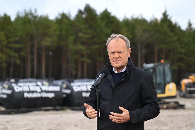 iebrowo, 15.10.2025. Premier RP Donald Tusk podczas wizyty na miejscu planowanej budowy pierwszej polskiej elektrowni jądrowej Lubiatowo – Kopalino w Biebrowie (woj. pomorskie)