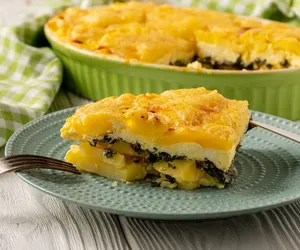 Zapiekanka z ziemniaków ze szpinakiem i serem. Pomysł na sycąca obiad za grosze