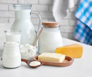 Śmietana kontra śmietanka. Czym się różnią? Rodzaje, właściwości, zastosowanie