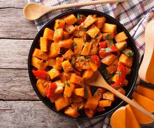 Czerwony gulasz warzywny w greckim stylu. Obłędna bomba witaminowa na początek jesieni 