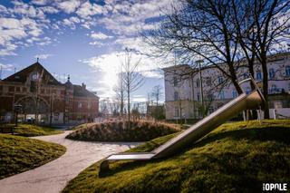 Plac imienia Olgi „Kory” Sipowicz przed dworcem w Opolu 