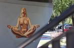 Naga kobieta uprawia jogę. Street art Lubliun