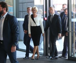 Co się stanie z kreacjami Agaty Dudy?