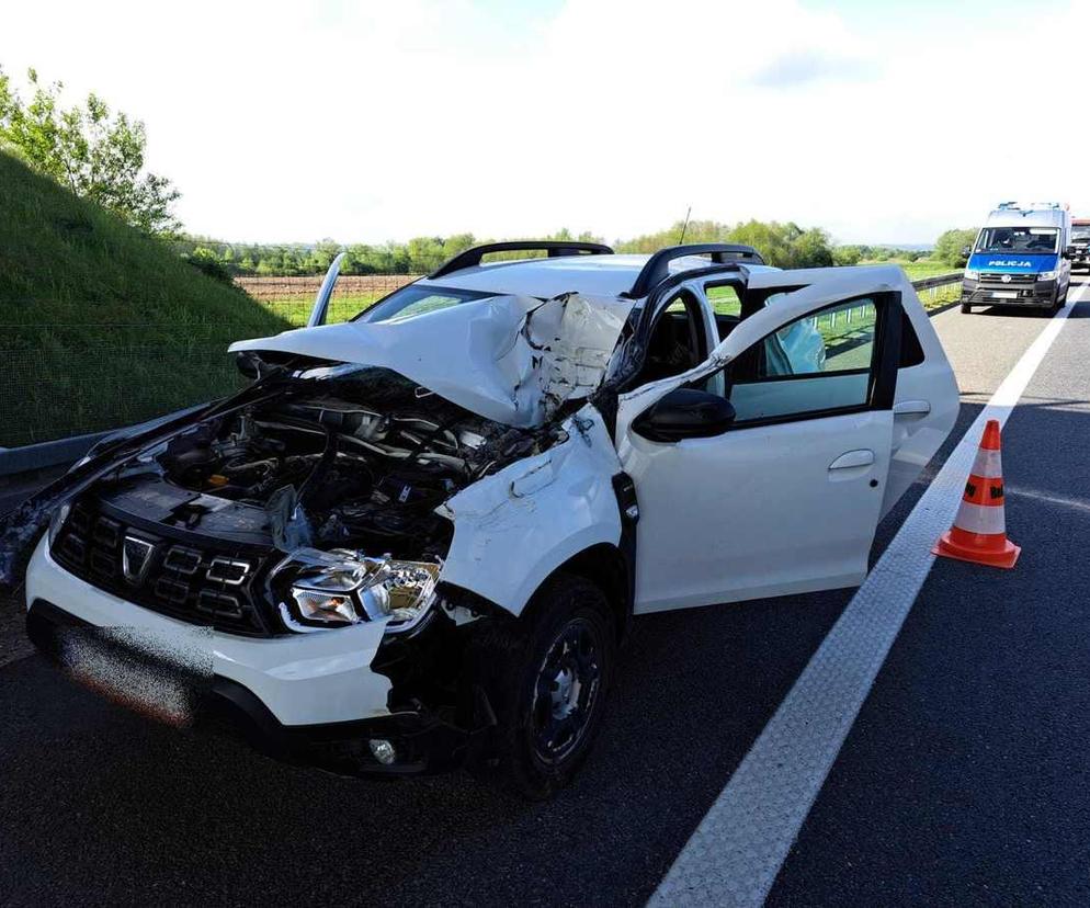 Opel rozbił się wyprzedzając ciężarówkę na autostradzie. Nie zauważył tego kierowca dacii