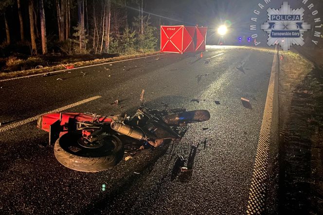 Czołowe zderzenie osobówki z motocyklem na DW907