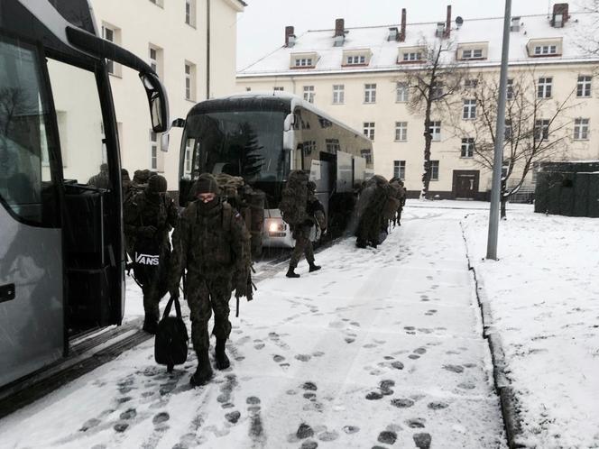 Jest ich prawie pół tysiąca i zamiast szkolić się na strzelnicy, muszą walczyć na pierwszej linii frontu