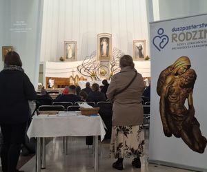 Zawierzyli zmarłe dzieci Bożemu Miłosierdziu