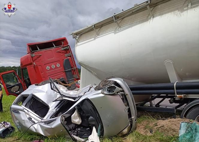 Osobówka nie miała szans z ciężarówką. Tragiczny wypadek we Włodawie