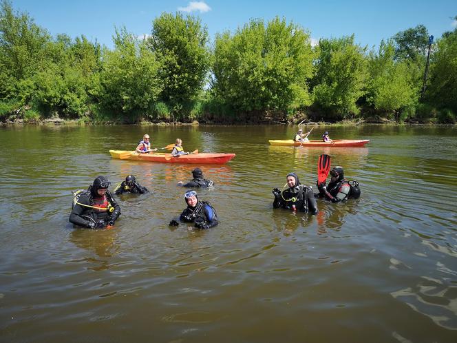 Posprzątali Narew w Łomży! Co płetwonurkowie wyłowili z rzeki? [FOTO]