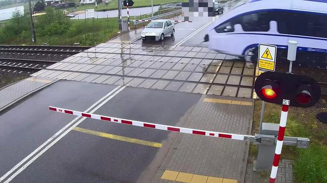 Ominął rogatkę i wjechał tuż przed pociąg! Szokujące zdarzenie pod Ostrowią Mazowiecką [ZDJĘCIA].