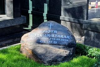 Jak zmienił się grób Piotra Woźniaka-Starak?
