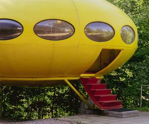 Futuro House - zdjęcia fińskiego domku letniskowego w kształcie UFO w WeeGee Exhibition Centre
