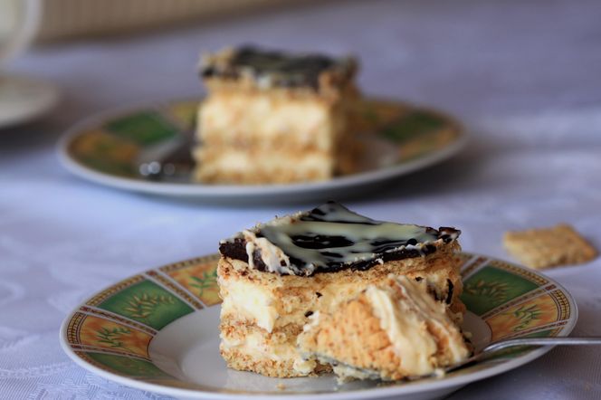 Ekler na herbatnikach bez pieczenia – lekki, słodki i bajecznie prosty deser