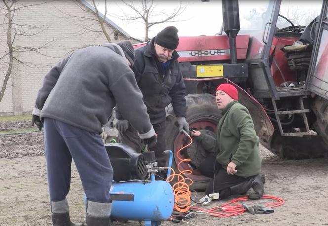 Rolnicy. Podlasie. Andrzej. Sławek i Walek odpalają Ursusa