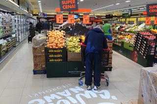 Tyle naprawdę zarabia się na kasie w Biedronce. Sprawdziliśmy zarobki, opadła nam szczęka