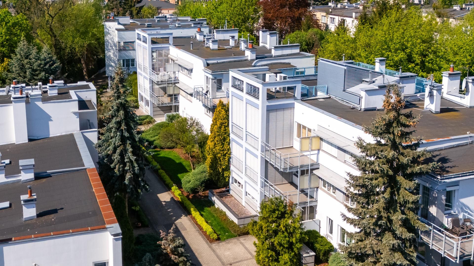 Osiedle przy Hozjusza w Warszawie z lat 90. Projekt: JEMS