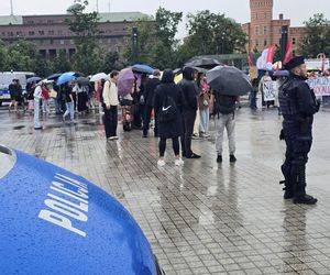 Wystartował Wrocławski Marsz Równości. Na trasie pojawili się przeciwnicy 
