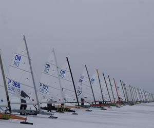 Polscy żeglarze lodowi rozbili bank z medalami w mistrzostwach świata i Europy rozegranych w Estonii. 