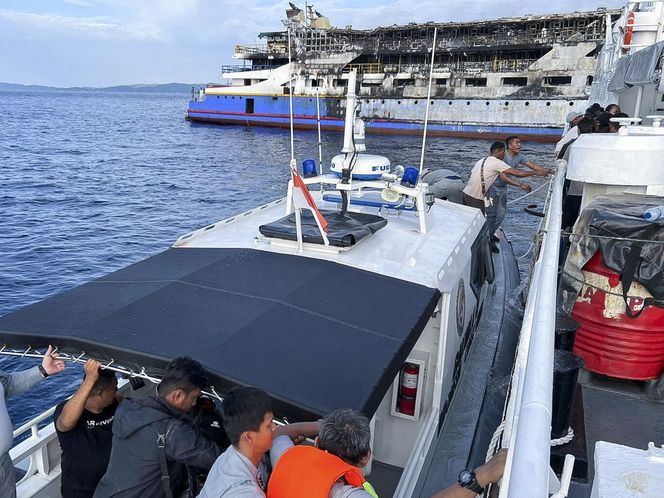 Pożar promu wycieczkowego. Ludzie skakali do wody, wszystko się nagrało! "Pomocy, płoniemy na morzu"