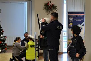 Uczestnicy akcji Bezpieczne ferie z wizytą u sądeckich policjantów