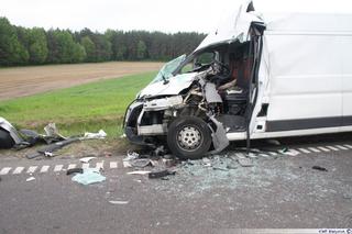 Jedna osoba nie żyje po zderzeniu busa z ciężarówką. Tragiczny wypadek w Lewinie Kłodzkim 