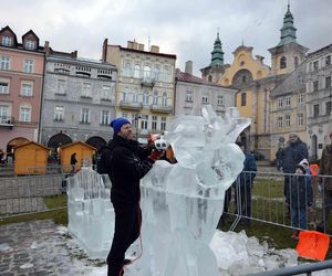 Rekordziści Guinnessa w rzeźbieniu w lodzie na przemyskim jarmarku świątecznym