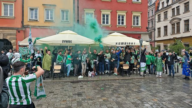 Gorąco przed finałem Ligii Konferencji we Wrocławiu. Tysiące kibiców na Rynku
