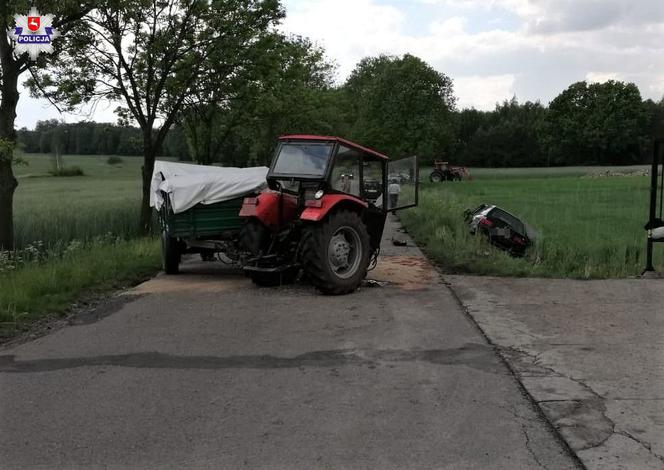 Traktor rozpadł się na dwie części po zderzeniu z BMW