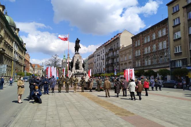 Drugie już pandemiczne obchody Święta Konstytucji 3 Maja na Placu Matejki w Krakowie