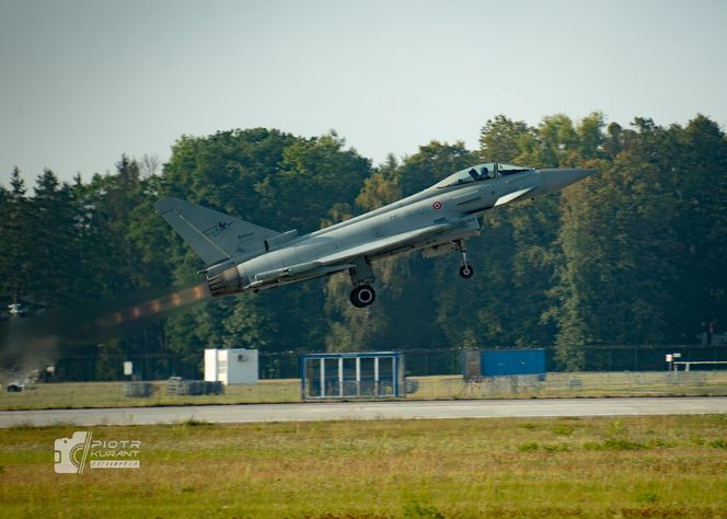 Wzruszający gest pilotów odlatujących z Radomia. Polska flaga na niebie dla „Slaba”