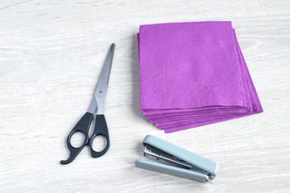 Kwiat z serwetki papierowej, krok po kroku