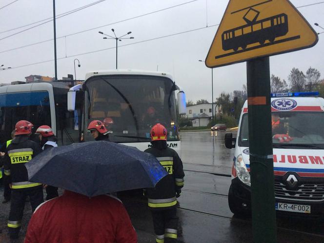 Wypadek na ul. Wielickiej: Tramwaj zderzył się z autokarem